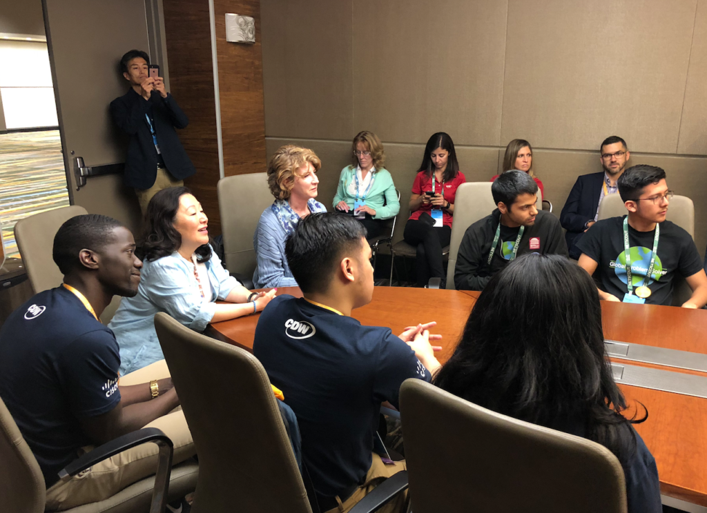 Cisco Senior Vice President of Corporate Affairs Tae Yoo meets with young tech workers.
