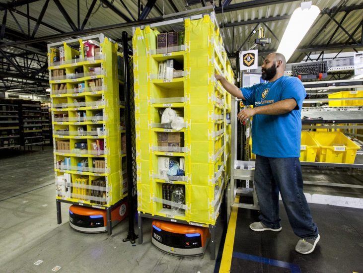 amazon-robot-and-worker